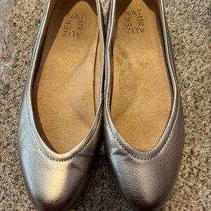 NATURALIZER SILVER LEATHER FLATS SZ 7M